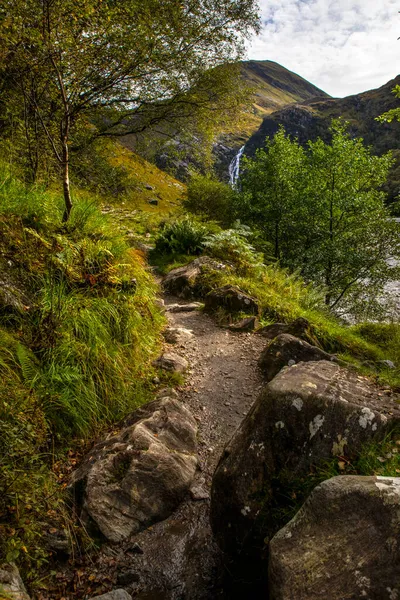 Sentiero Escursionistico Nella Gola Nevis Con Steall Falls Sullo Sfondo — Foto Stock