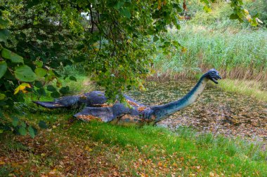 İskoçya, İngiltere - 7 Ekim 2021: İskoçya 'daki Drumnadrochit köyündeki ünlü Loch Ness canavarının bir heykeli. Köy, Ness Gölü kıyısında..
