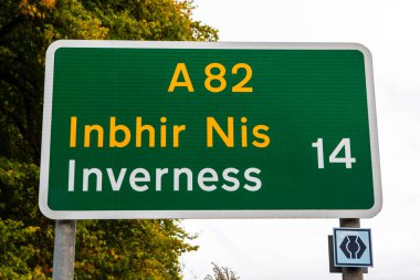 İskoçya, İngiltere 'deki Inverness şehri için A82 yolunda bir tabela..