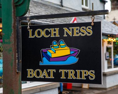 Drumnadrochit, İskoçya - 7 Ekim 2021: İskoçya 'daki Drumnadrochit köyünde bir tabela, Loch Ness Boat Trips' in reklamını yapıyor. Köy ünlü Loch Ness gölünün kıyısında..