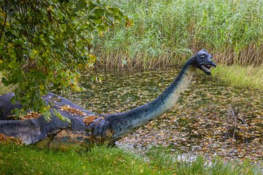 İskoçya, Ness Gölü - 7 Ekim 2021: İskoçya 'nın Drumnadrochit bölgesindeki Nessie olarak bilinen ünlü Loch Ness canavarının heykeli. 