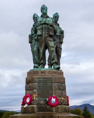 İskoçya, İngiltere - 8 Ekim 2021: Lochaber, İskoçya 'daki Komando Anıtı. İkinci Dünya Savaşı sırasında toplanan İngiliz Komando Kuvvetleri 'ne adanmıştır..