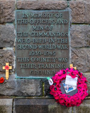 İskoçya, İngiltere - 8 Ekim 2021: İskoçya, Lochaber 'daki Komando Anıtı Plaketi - 2..