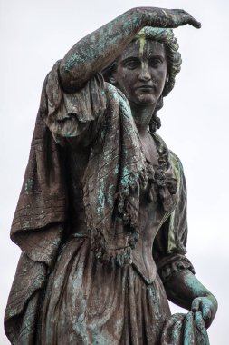 Flora MacDonald 'ın İskoçya' daki Inverness Kalesi 'ndeki heykeli 1746' daki Culloden Savaşı 'ndan sonra Charles Edward Stuart' ın hükümet askerlerinden kaçmasına yardım etti.,.