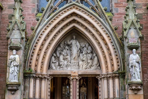 スコットランドのインヴァネス市にある聖アンドリュース大聖堂としても知られるインヴァネス大聖堂の外観の複雑な彫刻 — ストック写真