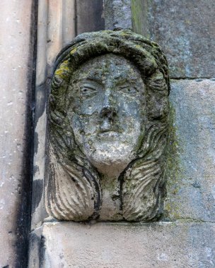 İskoçya 'nın Inverness kentindeki St. Marys Katolik Kilisesi' nin dış tarafında bir heykelin yakın çekimi..