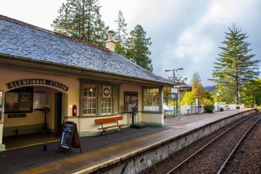 Glenfinnan, İskoçya - 9 Ekim 2021: İskoçya, İngiltere 'deki Glenfinnan tren istasyonundaki platform.