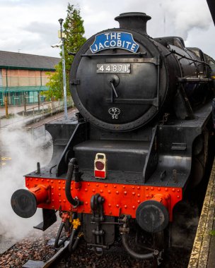 Fort William, İskoçya - 9 Ekim 2021: Bir Jakobit buharlı treni Fort William 'dan İskoçya' nın Highlands bölgesindeki Glenfinnan Viyadük 'ünden geçiyor..