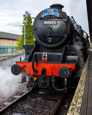 Fort William, İskoçya - 9 Ekim 2021: Bir Jakobit buharlı treni Fort William 'dan İskoçya' nın Highlands bölgesindeki Glenfinnan Viyadük 'ünden geçiyor..