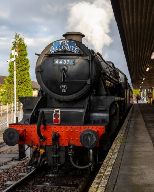 Fort William, İskoçya - 9 Ekim 2021: Bir Jakobit buharlı treni Fort William 'dan İskoçya' nın Highlands bölgesindeki Glenfinnan Viyadük 'ünden geçiyor..