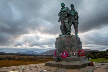 İskoçya, İngiltere - 9 Ekim 2021: Lochaber, İskoçya 'daki Komando Anıtı - İkinci Dünya Savaşı sırasında yetiştirilen orijinal İngiliz Komando Güçleri' ne adanmıştır..