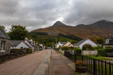 Glencoe, İskoçya - 10 Ekim 2021: Glencoe 'nun İskoçya' daki Glencoe köyünün manzarası, arka planda Sgorr na Ciche olarak da bilinir..