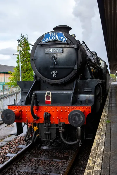 Fort William, İskoçya - 9 Ekim 2021: Bir Jakobit buharlı treni Fort William 'dan İskoçya' nın Highlands bölgesindeki Glenfinnan Viyadük 'ünden geçiyor..