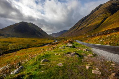 İskoçya 'nın Glencoe bölgesinde James Bond filmi Skyfall' un çekim yeri olarak kullanılan pitoresk bir bakış açısı..