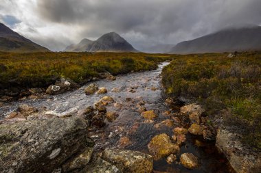 İngiltere, İskoçya 'daki Glencoe' nun Glen Etive bölgesinde Buachaille Etive Mor 'a doğru Etive Nehri' nin karşısındaki çarpıcı manzara..