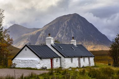 Glencoe, İskoçya - 10 Ekim 2021: Arka planda Buachaille Etive Mor, İskoçya 'nın Glen Etive bölgesinde Blackrock Cottage manzarası.