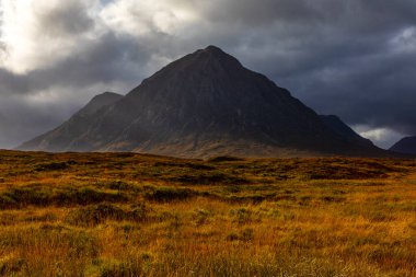 İskoçya, İngiltere 'deki Glencoe' nun Glen Etive bölgesinde, heybetli Buachaille Etive Mor 'a doğru çarpıcı bir manzara..