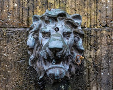 İskoçya 'nın Perth ve Kinross kentlerindeki Dunkeld Market Cross olarak da bilinen Atholl Memorial Fountain' da bir Aslan baş müfrezesi..