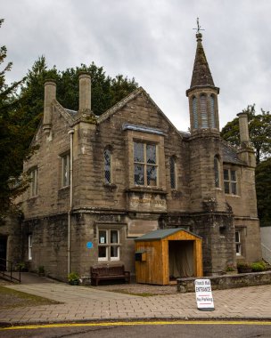 Dunkeld, İskoçya - 11 Ekim 2021: Düşes Anne İskoçya 'nın Dunkeld kasabasında. Bina bir zamanlar kız okuluydu, ama şimdi yerel halk için bir salon olarak hizmet veriyor..