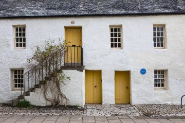 Dunkeld, İskoçya - 11 Ekim 2021: İskoçya 'nın Dunkeld kentindeki 11 The Cross' ta bulunan güzel bir binanın cephesi.