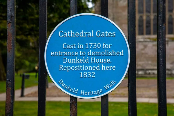 苏格兰敦刻尔克德 2021年10月11日 一个蓝色的牌匾 记载了苏格兰敦刻度敦刻尔克德主教座堂的历史 — 图库照片