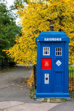 Glasgow, İskoçya - 12 Ekim 2021: İskoçya 'nın güzel şehri Glasgow' daki Katedral Meydanı 'nda klasik bir polis kutusu..