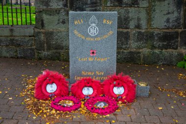 Glasgow, İskoçya - 12 Ekim 2021: İskoçya 'nın Glasgow kentindeki Glasgow Mezarlığı' nda bulunan Royal Highland Piyadelerine adanmış anma töreni.