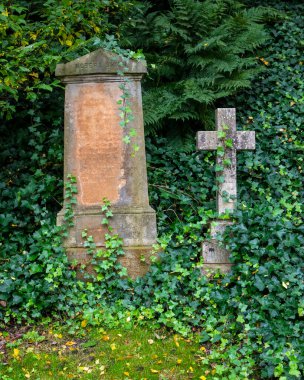 Glasgow, İskoçya - 12 Ekim 2021: Glasgow, İskoçya 'daki tarihi Glasgow Mezarlığı' nda mezar taşlarının görüntüsü.