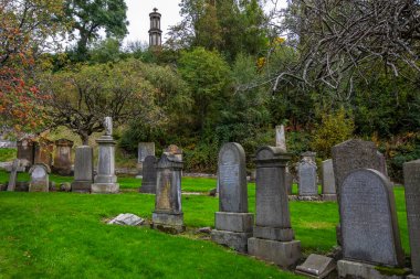 Glasgow, İskoçya - 12 Ekim 2021: Glasgow, İskoçya 'daki tarihi Glasgow Mezarlığı' nda mezar taşlarının görüntüsü.