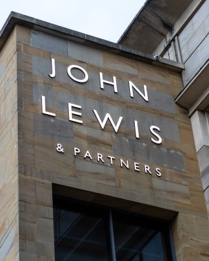 Glasgow, İskoçya - 14 Ekim 2021: İskoçya 'nın Glasgow kentindeki Buchanan Galerileri alışveriş merkezinde John Lewis ve Ortakları logosu.