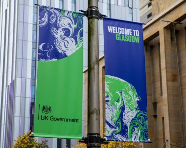 Glasgow, İskoçya - 12 Ekim 2021: İskoçya 'nın Glasgow kentine gelen ziyaretçileri karşılayan bir tabela, BM İklim Değişikliği Konferansı - COP26.