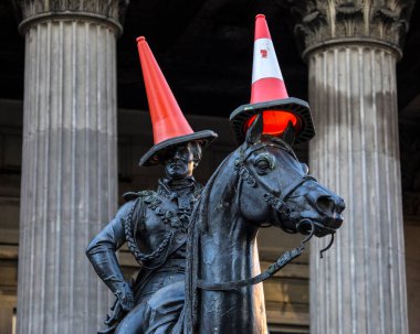 Glasgow, İskoçya - 15 Ekim 2021: Wellington Dükü 'nün İskoçya' nın Glasgow kentinde bulunan ünlü heykeli. Genellikle bir trafik konisiyle kaplıdır..