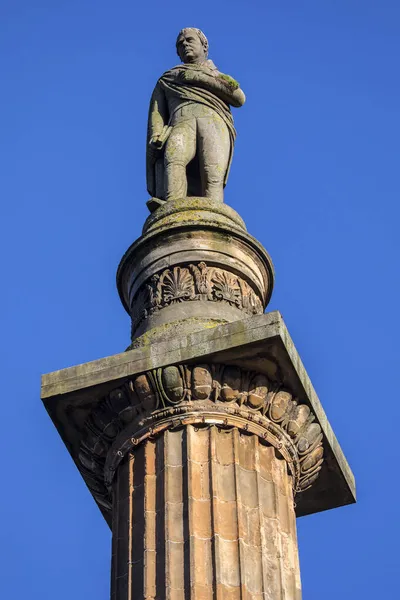 沃尔特 斯科特爵士纪念碑位于英国苏格兰格拉斯哥市的乔治广场 斯科特是一位历史悠久的苏格兰小说家 诗人和剧作家 — 图库照片