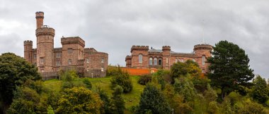 Inverness, İskoçya - 8 Ekim 2021: İskoçya 'nın Inverness kentindeki tarihi Inverness Kalesi' nin panoramik bir görüntüsü.