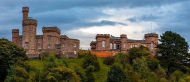 Inverness, İskoçya - 8 Ekim 2021: İskoçya 'nın Inverness kentindeki tarihi Inverness Kalesi' nin panoramik bir görüntüsü.