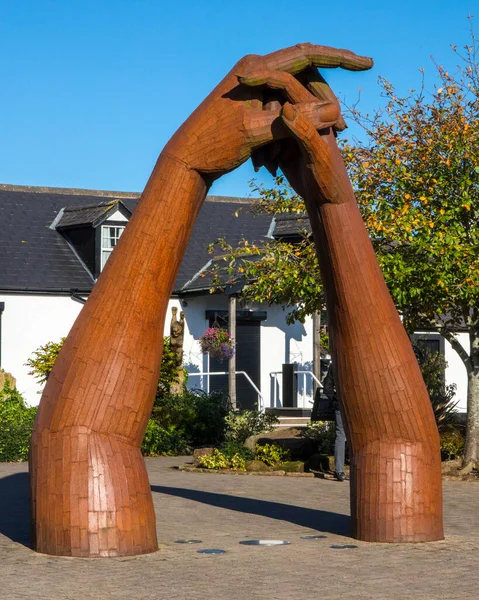 Gretna Green Scozia Ottobre 2021 Clasping Hands Scultura Nel Villaggio — Foto Stock