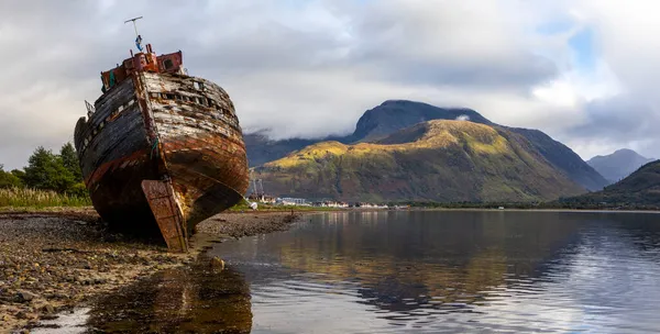 Das Schiffbrüchige Old Boat Caol Mit Ben Nevis Der Ferne — Stockfoto