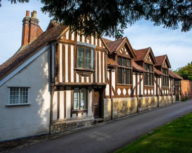 Essex, İngiltere - 6 Eylül 2021: Essex, İngiltere 'deki tarihi Saffron Walden kasabasındaki kereste çerçeveli binalar.