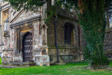 Essex, İngiltere 'deki güzel pazar kasabası Saffron Walden' da Aziz Meryem Kilisesi olarak da bilinen tarihi St. Marys Kilisesi 'nin girişi..