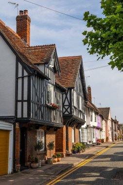 Essex, İngiltere - 6 Eylül 2021: Essex, İngiltere 'deki tarihi pazar kasabası Saffron Walden' da Castle Caddesi 'nin aşağısında bir manzara.  