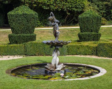 İngiltere 'nin Essex kentindeki Saffron Walden şehrindeki Bridge End Garden' da süslü bir çeşme..