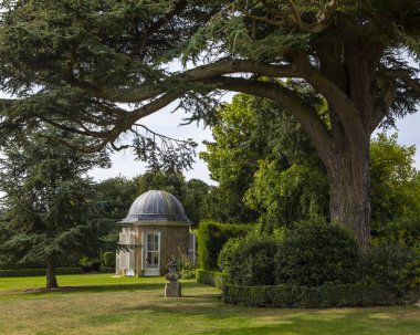 İngiltere 'nin Essex kentindeki Saffron Walden kasabasındaki çarpıcı Bridge End Garden' da resim gibi bir manzara..