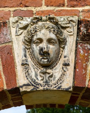 Resimli Saffron Walden, Essex, İngiltere 'deki Bridge End Garden' da güzel bir heykeltraşın yakın çekimi..