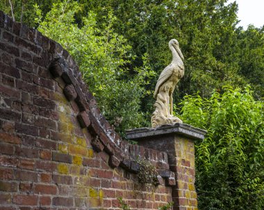 İngiltere 'nin Essex kentindeki Saffron Walden kasabasındaki Bridge End Garden' da bir balıkçıl taş heykelinin çok güzel bir görüntüsü..