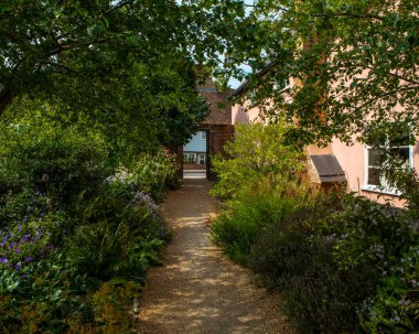 İngiltere 'nin Essex kentindeki Saffron Walden kasabasındaki çarpıcı Bridge End Garden' da resim gibi bir manzara..