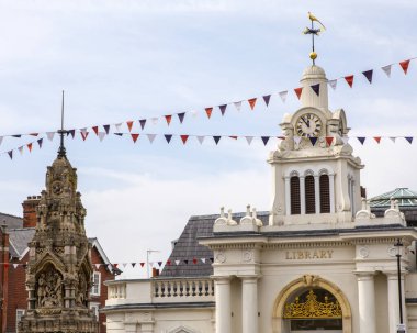 Essex, İngiltere - 6 Eylül 2021: Essex, İngiltere 'deki güzel Saffron Walden kasabasındaki Kütüphane binası ve Pazar Haçı manzarası.