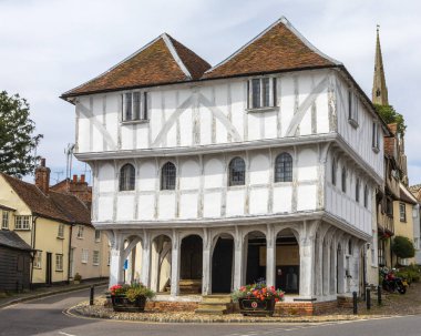 Essex, İngiltere - 6 Eylül 2021: Essex, İngiltere 'deki Thaxesque kasabasındaki tarihi Thaxted Guildhall manzarası. Arka planda Thaxted Parish Kilisesi var..