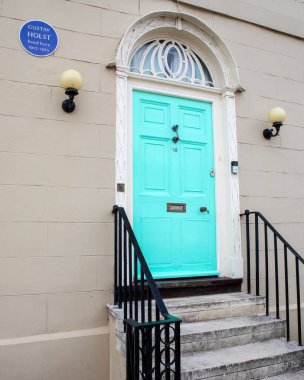 Essex, İngiltere - 6 Eylül 2021: Essex, İngiltere 'deki güzel Thaxted kasabasında 1917 ve 1925 yılları arasında ünlü besteci Gustav Holst' un yaşadığı yer olarak mavi bir plaket.