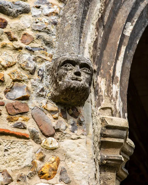 英国のエセックスにあるタックステッド パリッシュ教会の外観の彫刻された顔のクローズアップ — ストック写真