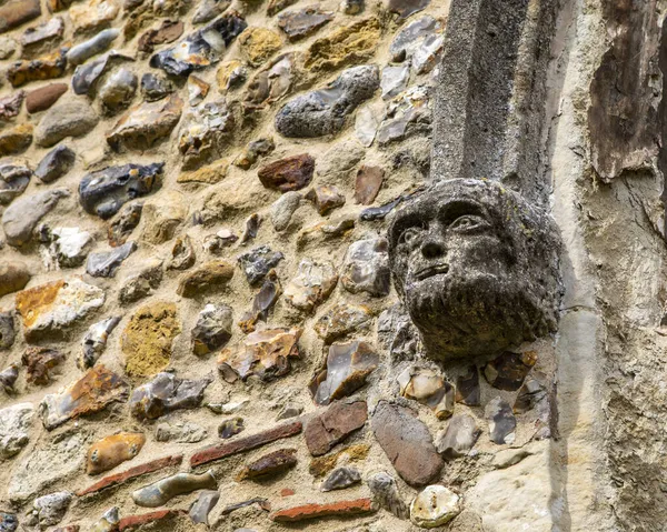 英国のエセックスにあるタックステッド パリッシュ教会の外観の彫刻された顔のクローズアップ — ストック写真